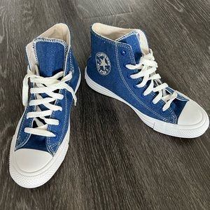 Woman’s converse shoes. Size 7.